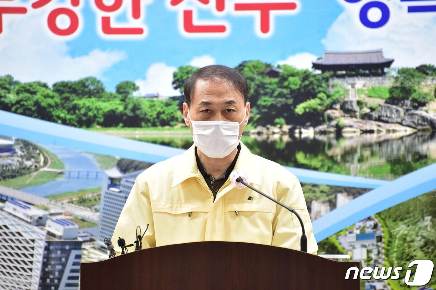 정준석 진주부시장이 20일 시청 브리핑룸에서 기자회견을 열고 코로나19 조치사항 등을 설명했다. ⓒ 뉴스1