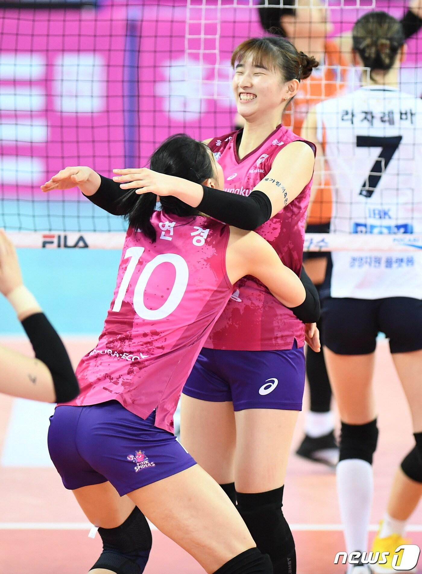 본문 이미지 - 흥국생명 김연경이 20일 인천계양체육관서 열린 IBK기업은행과의 PO 1차전에서 이주아가 상대 라자레바의 스파이크를 막아내자 번쩍 들어올리고 있다. (한국배구연맹 제공) ⓒ 뉴스1