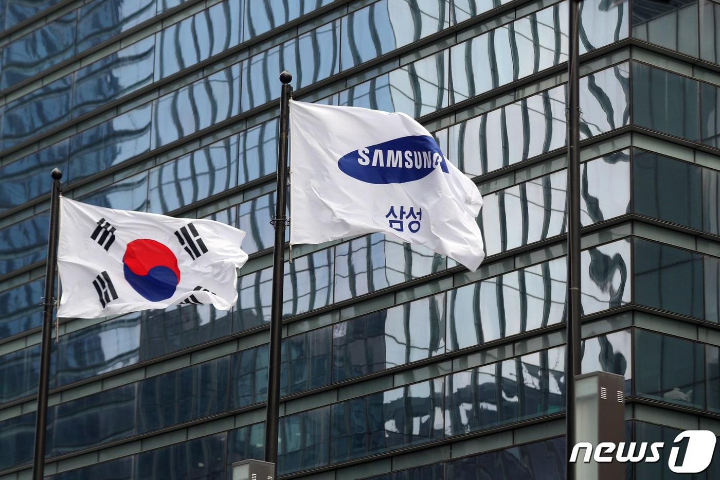 본문 이미지 - 서울 삼성전자 서초사옥에 걸린 태극기와 삼성 깃발의 모습/뉴스1 ⓒ News1