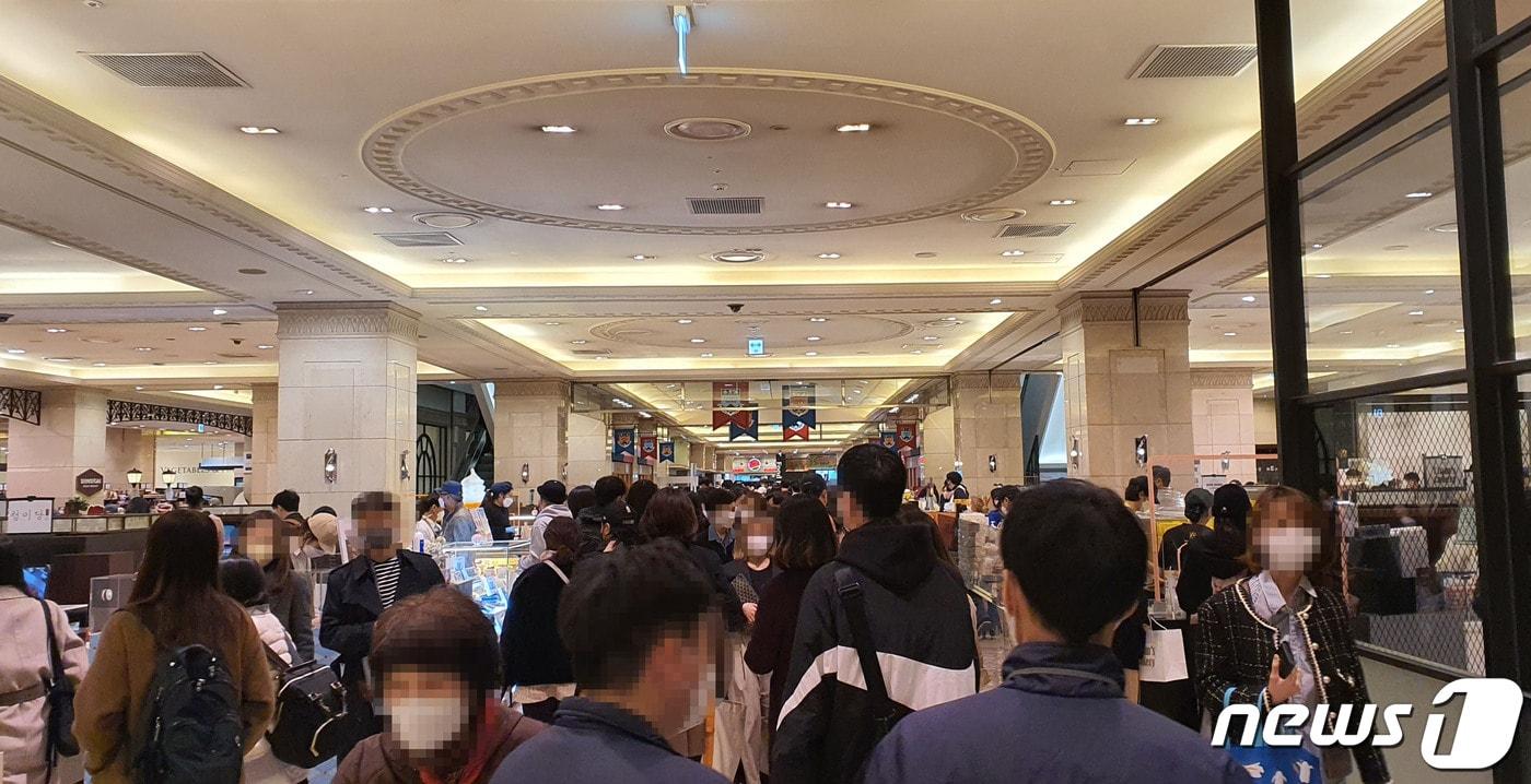 본문 이미지 - 21일 오후 서울 서초구 신세계백화점 강남점 모습 ⓒ 뉴스1