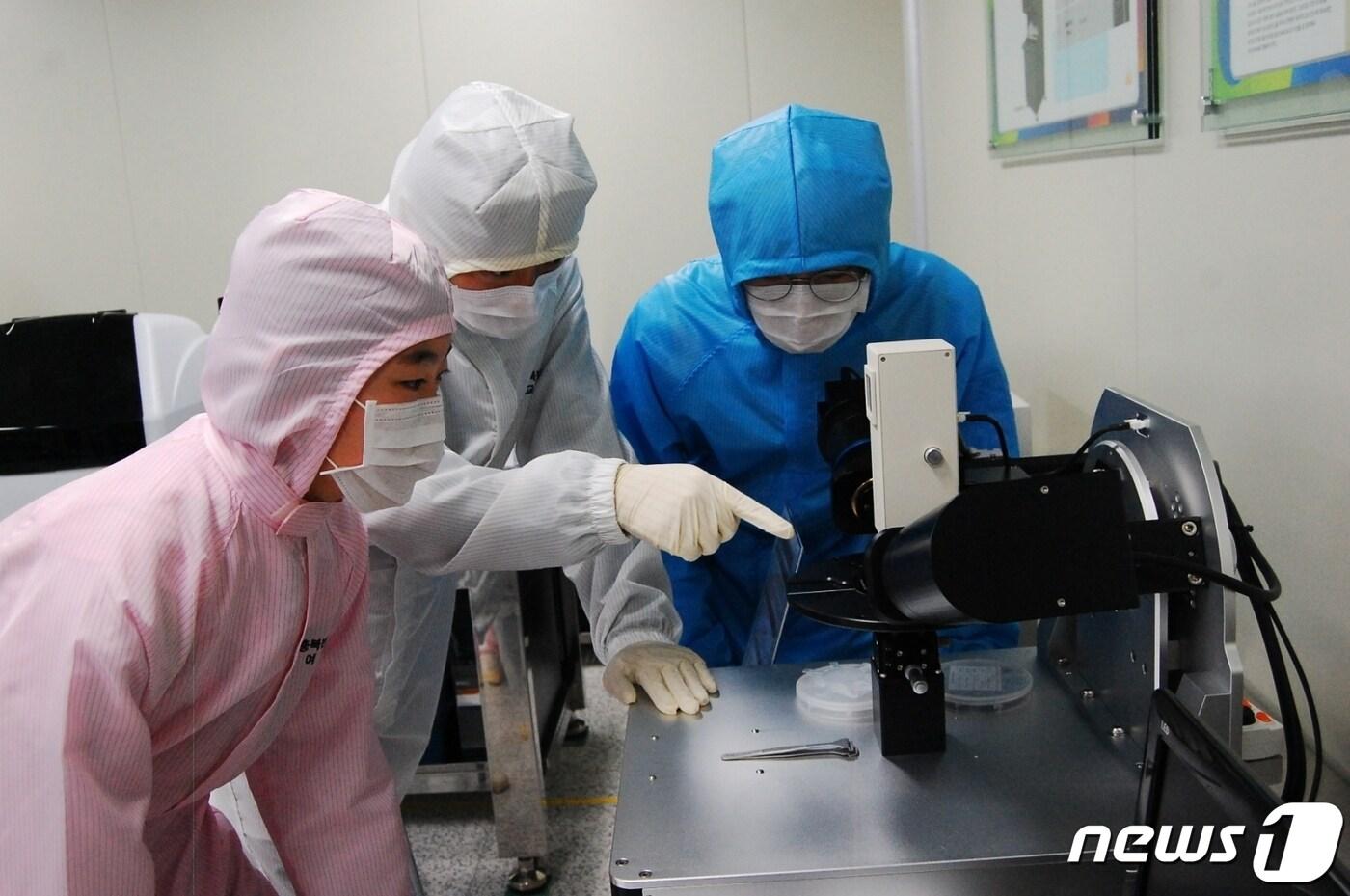 본문 이미지 - 충북반도체고 3학년 학생들이 방진복을 입고 실습을 진행하고 있다.(충북교육청 제공)ⓒ 뉴스1