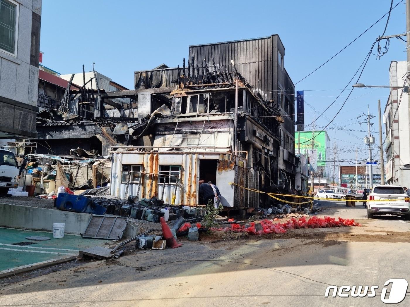 본문 이미지 - 화재가 진압된 후의 연향동 상가.(순천소방서 제공)/뉴스1 ⓒ News1
