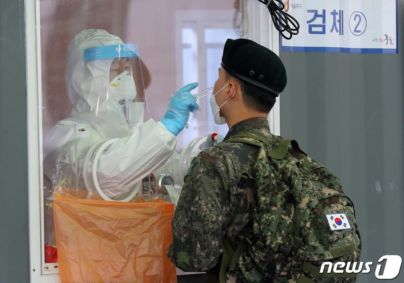본문 이미지 - 선별진료소 찾은 군인.(자료 사진) ⓒ News1 DB