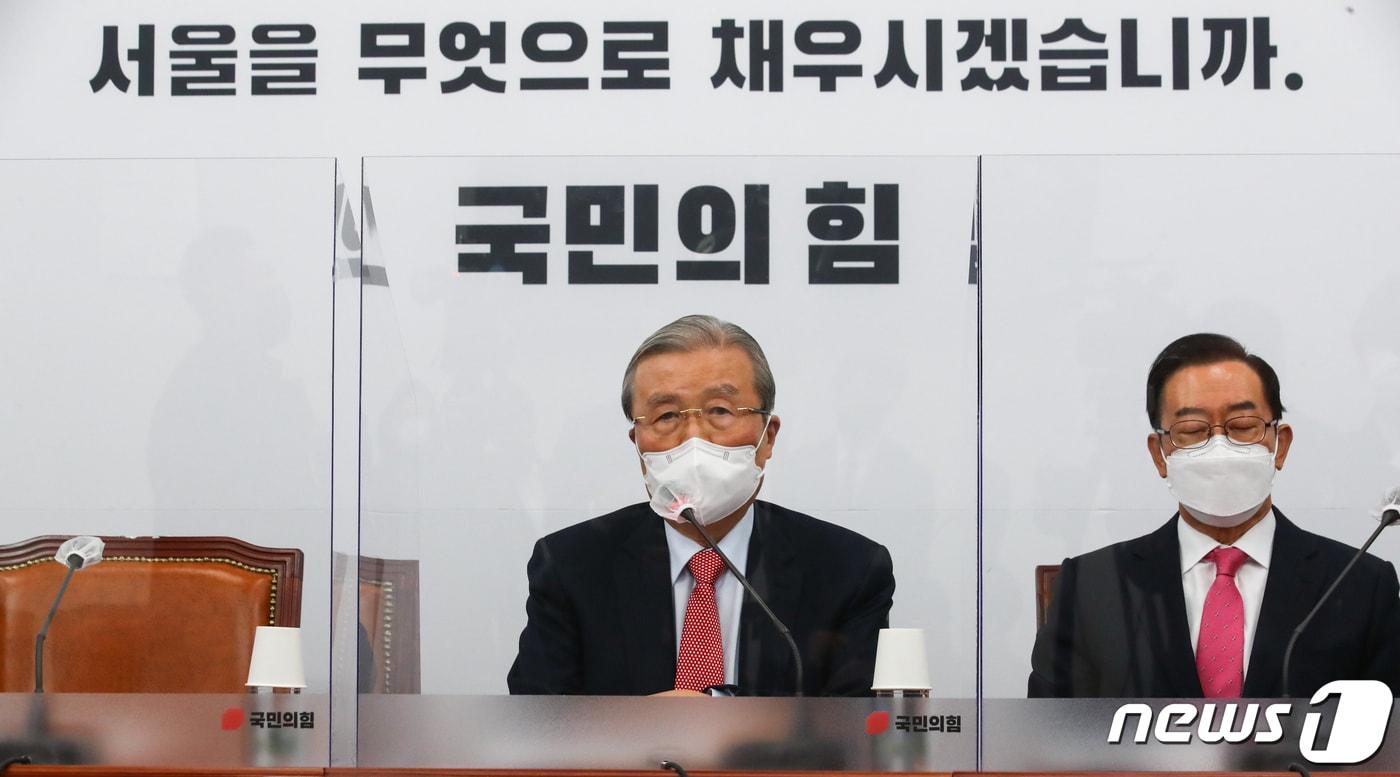 본문 이미지 - 김종인 국민의힘 전 비상대책위원장이 22일 오전 서울 여의도 국회에서 열린 당 비상대책위원회의에서 발언하고 있다. 2021.3.22/뉴스1 ⓒ News1 성동훈 기자