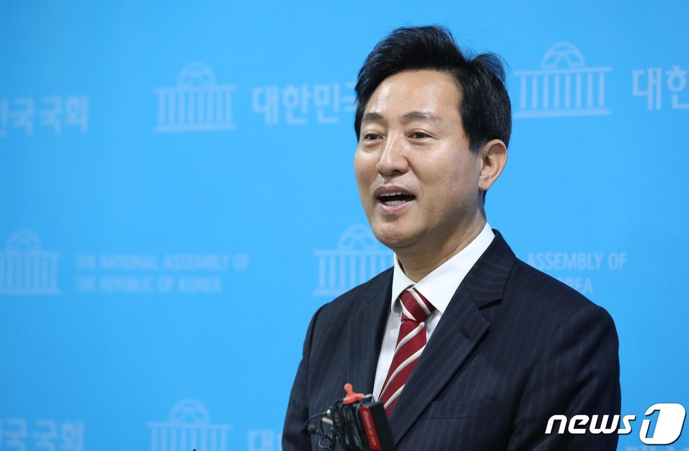 본문 이미지 - 오세훈 국민의힘 서울시장 후보가 22일 오전 서울 여의도 국회 소통관에서 지지 호소 기자회견을 마친 후 취재진의 질의에 답변하고 있다. 2021.3.22/뉴스1 ⓒ News1 신웅수 기자