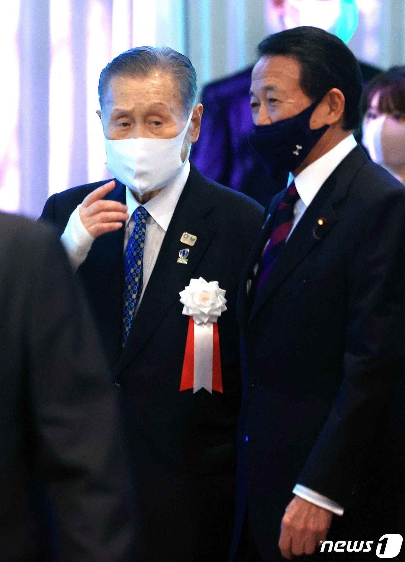 본문 이미지 - 모리 요시로 전 일본 총리(좌)와 아소 다로 재무상(우)이 21일 (현지시간) 됴쿄에서 열린 자민당 당대회에 참석을 하고 있다. ⓒ AFP=뉴스1 ⓒ News1 우동명 기자