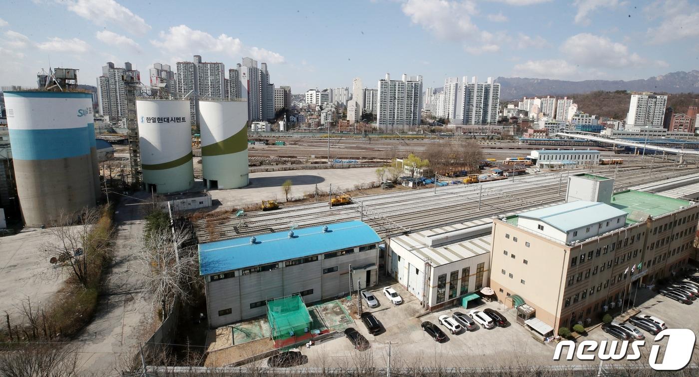 본문 이미지 - 서울 노원구의 한 아파트에서 바라본 광운대역 일대 물류부지의 모습. 2021.3.22/뉴스1 ⓒ News1 김진환 기자