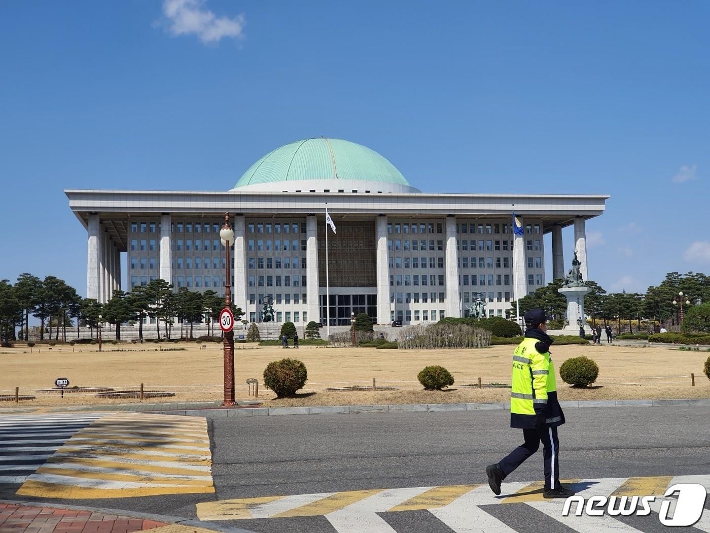 본문 이미지 - 3월 국회의사당 전경 2021.03.22/뉴스1 ⓒ News1 정윤미 기자
