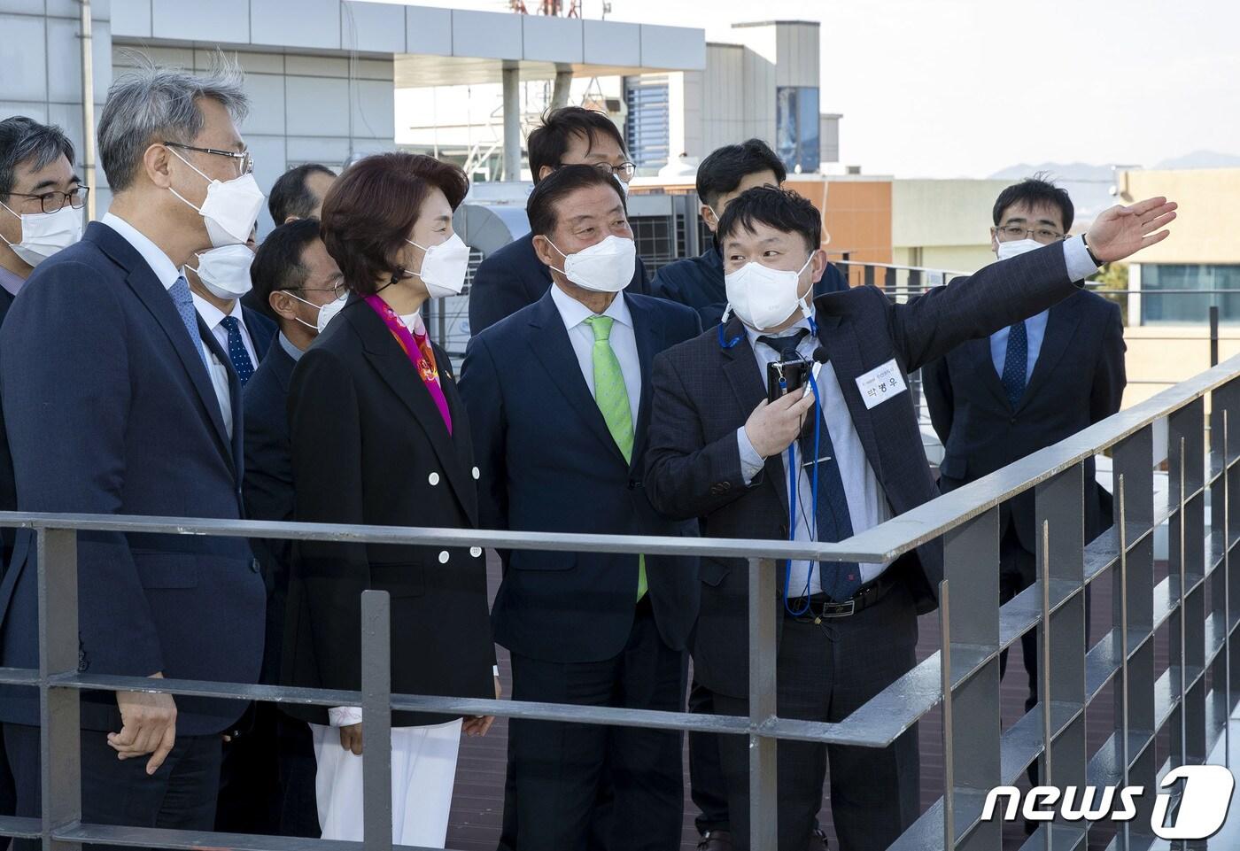 본문 이미지 - 한정애 환경부 장관이 22일 오후 부산시 사하구 수자원공사 부산권지사에서 열린 낙동강 하구통합운영센터 개소식에 참석해 하굿둑 시설 현황과 기수생태계 복원방안에 대해 관계자의 설명을 듣고 있다.(환경부 제공)2021.3.22/뉴스1