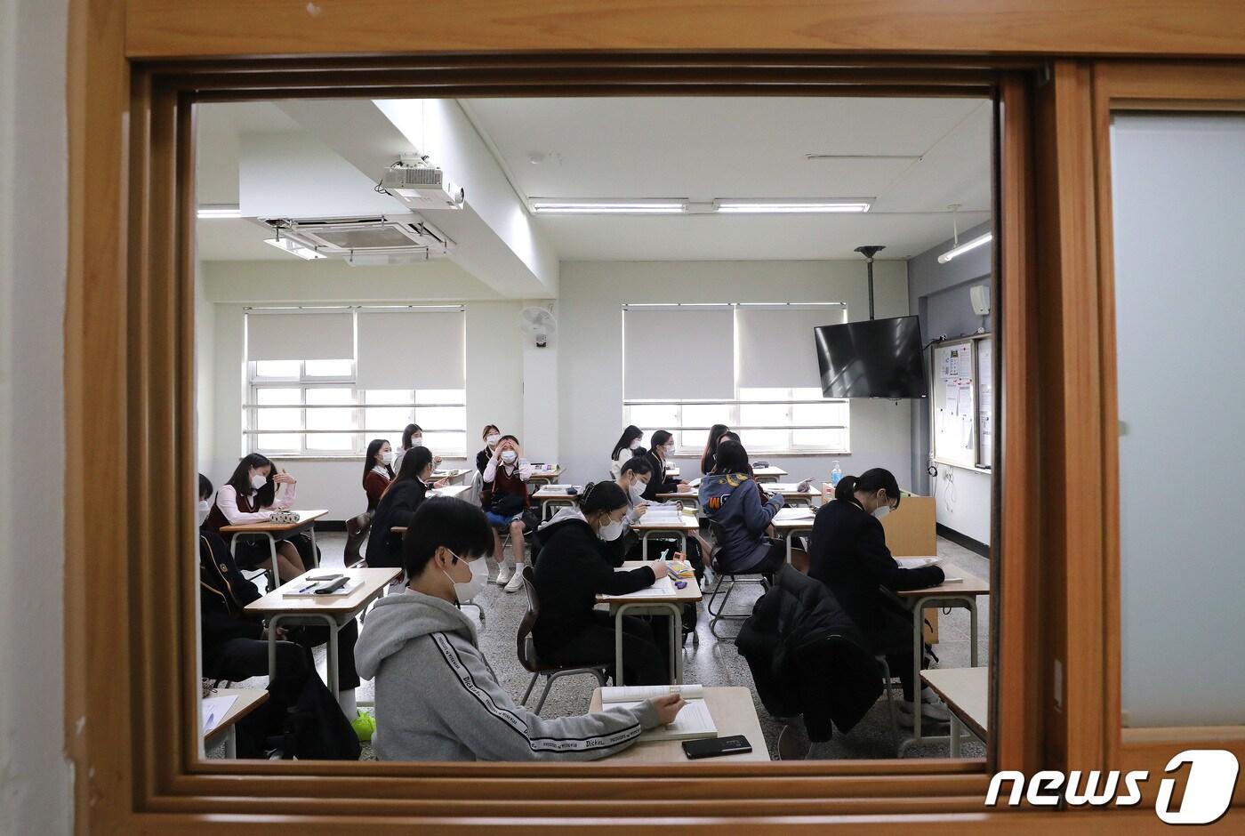 올해 첫 전국 단위 모의고사인 2021학년도 3월 전국연합학력평가 시험을 준비하는 고3 학생들. .(사진은 기사 내용과 무관함)/뉴스1 ⓒ News1