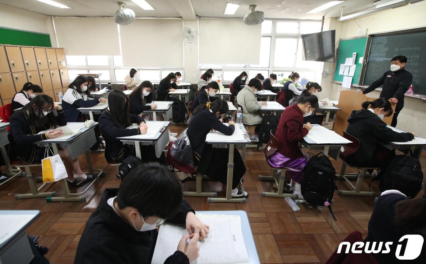 본문 이미지 - 지난해 3월23일 부산 동래구 한 고교에서 학생들이 전국연합 학력평가를 치르고 있다. 2021.3.23/뉴스1 ⓒ News1 (사진은 기사 내용과 무관함) 