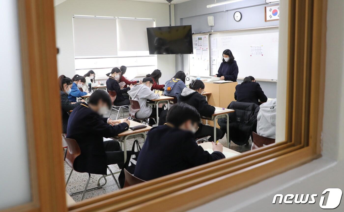 본문 이미지 - 지난 23일 서울 소재 한 고등학교에서 1학년 학생들이 3월 전국연합학력평가(학평)를 치르고 있다./뉴스1 ⓒ News1 임세영 기자