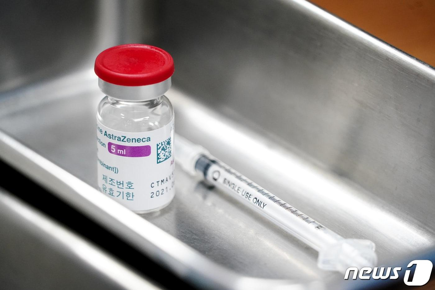 23일 서울 종로구보건소에 문재인 대통령과 김정숙 여사가 접종할 신종 코로나바이러스 감염증(코로나19) 예방을 위한 아스트라제네카(AZ)사의 백신과 주사기가 놓여 있다. 2021.3.23/뉴스1 ⓒ News1 유승관 기자