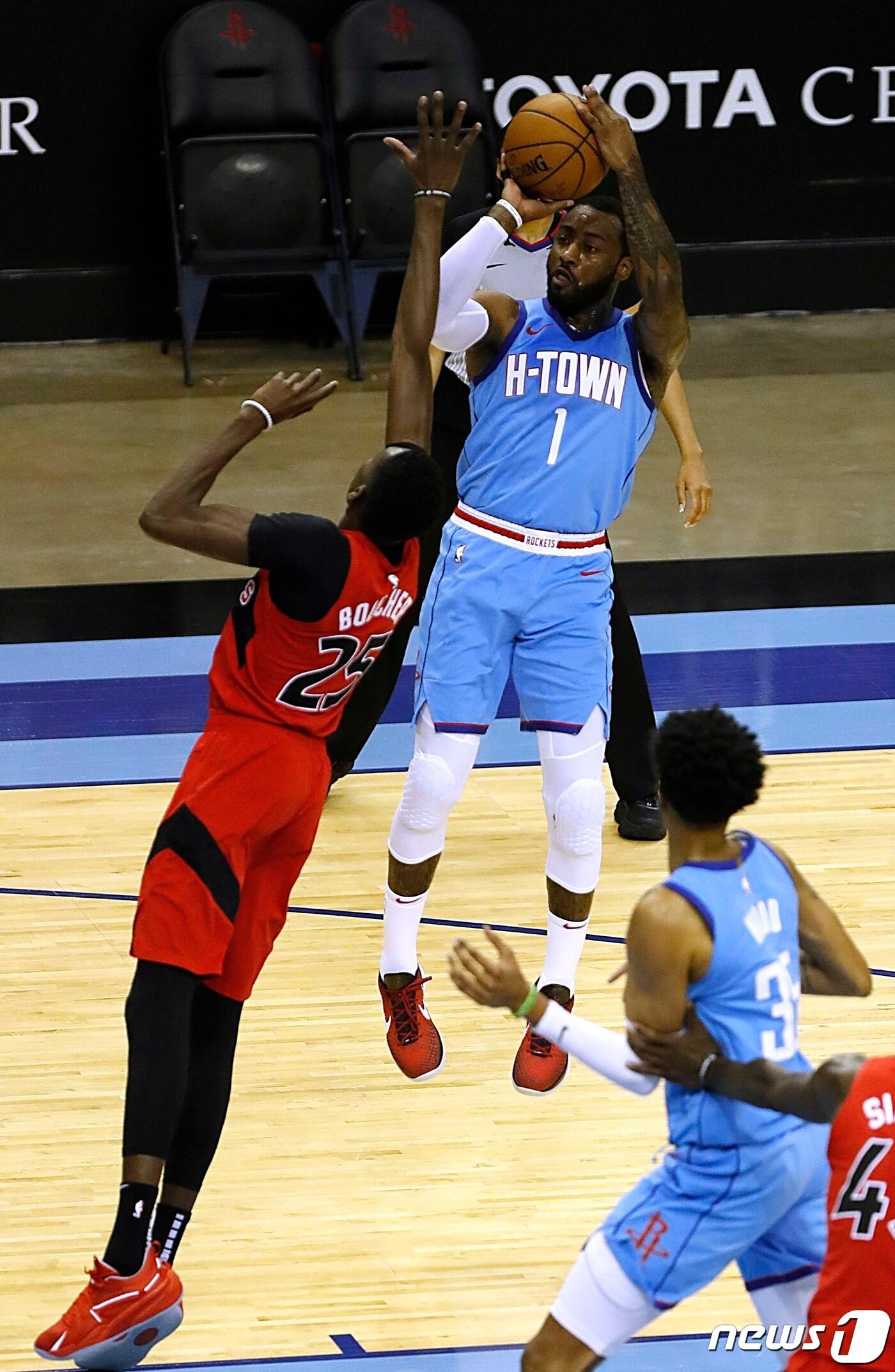 본문 이미지 - 미국프로농구(NBA) 휴스턴 로케츠의 존 월이 23일 미국 텍사스주 휴스턴의 도요타 센터에서 열린 토론토 랩터스와의 경기에서 점프슛을 하고 있다. ⓒ 로이터=뉴스1