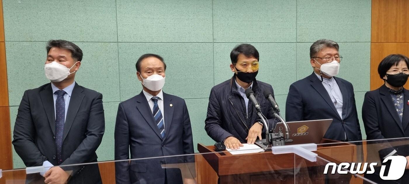 본문 이미지 - 23일 조경수 전북 군산시의원이 전북도의회 브리핑룸에서 기자회견을 갖고 있다.2021.3.23/뉴스1