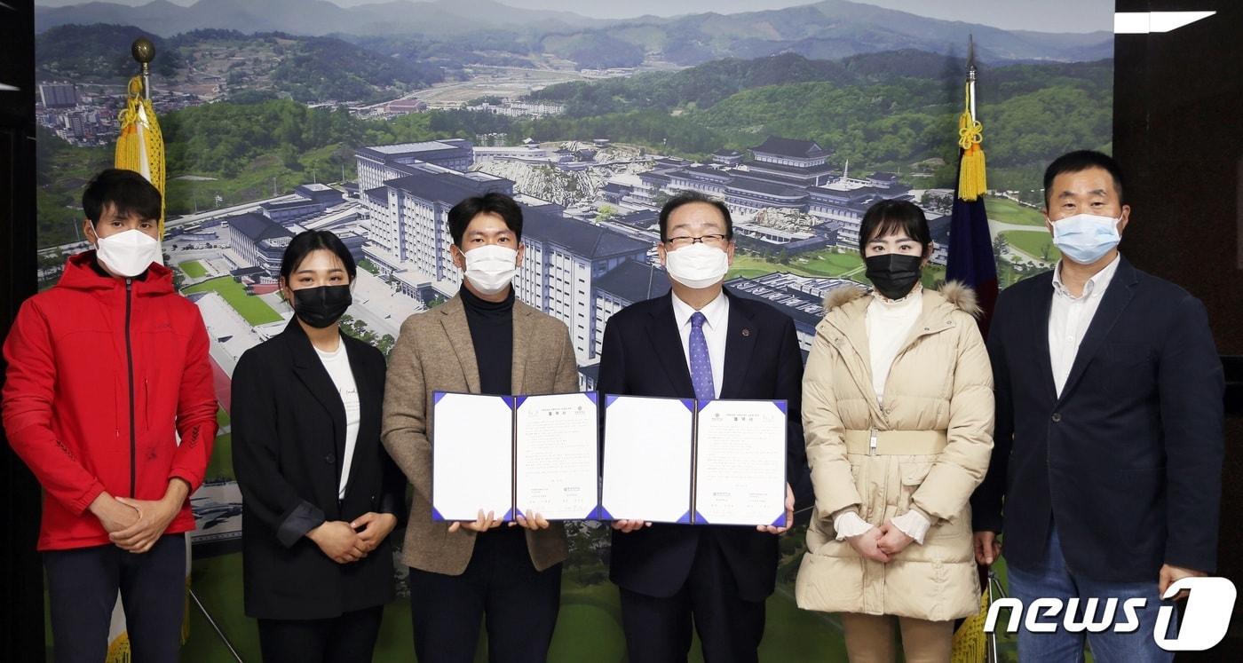 본문 이미지 - 중원대학교가 경기도 양평 미리내 승마클럽과 산·학 협약을 했다.(중원대 제공)ⓒ 뉴스1