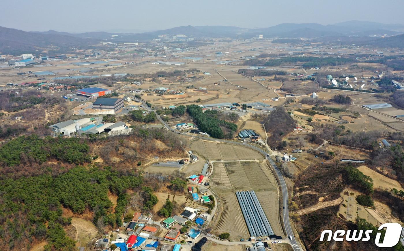 본문 이미지 - 경기도가 용인 반도체 클러스터와 맞닿은 개발예정지 인근 토지를 가족회사 명의로 매입한 사실이 드러난 퇴직 공무원 A씨를 부패방지법 위반 혐의로 경찰에 고발한다고 밝혔다. 사진은 용인 반도체 클러스터가 들어설 경기도 용인시 처인구 원삼면 일대의 모습. 2021.3.23/뉴스1 ⓒ News1 조태형 기자