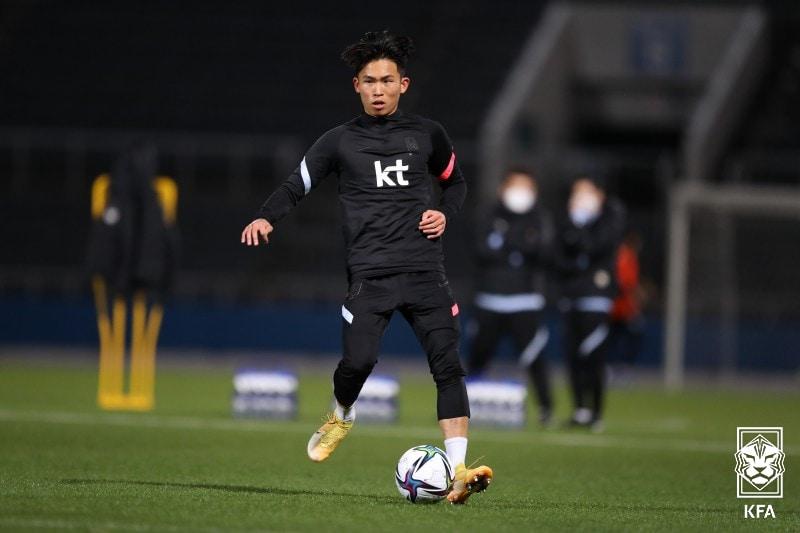 본문 이미지 - 파울루 벤투 감독이 이끄는 대한민국 축구대표팀의 정우영이 23일 오후 일본 요코하마 닛빠스 미츠자와 스타디움에서 훈련을 하고 있다. (대한축구협회 제공) 2021.3.24/뉴스1 ⓒ 