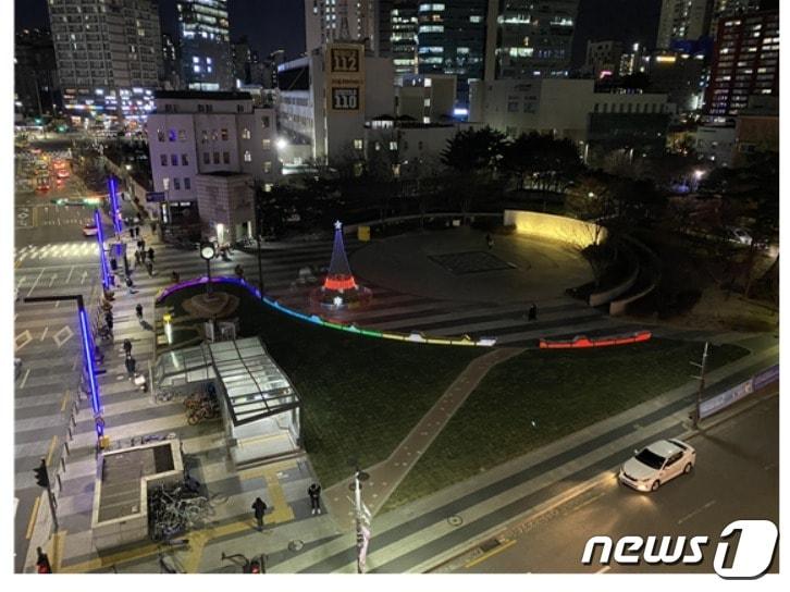 본문 이미지 - 성동구 왕십리 광장 심야 빛 벤치 모습.(성동구제공ⓒ 뉴스1