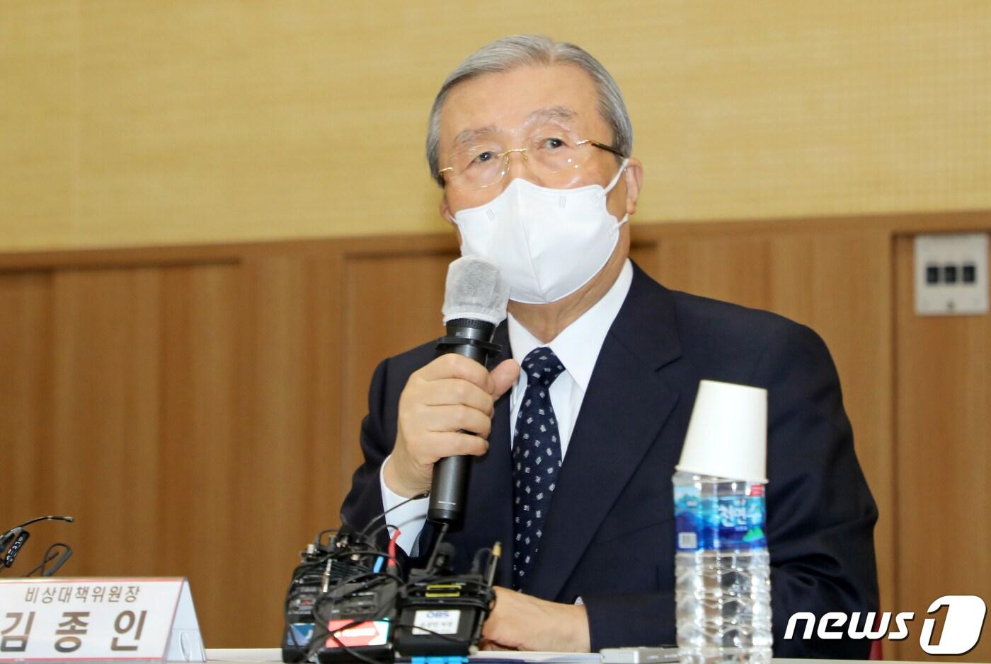 본문 이미지 - 김종인 국민의힘 비상대책위원장이 24일 오전 광주 서구 치평동 김대중컨벤션센터 회의실에서 열린 5·18단체 간담회에서 인사말을 하고 있다.2021.3.24/뉴스1 ⓒ News1 허단비 기자