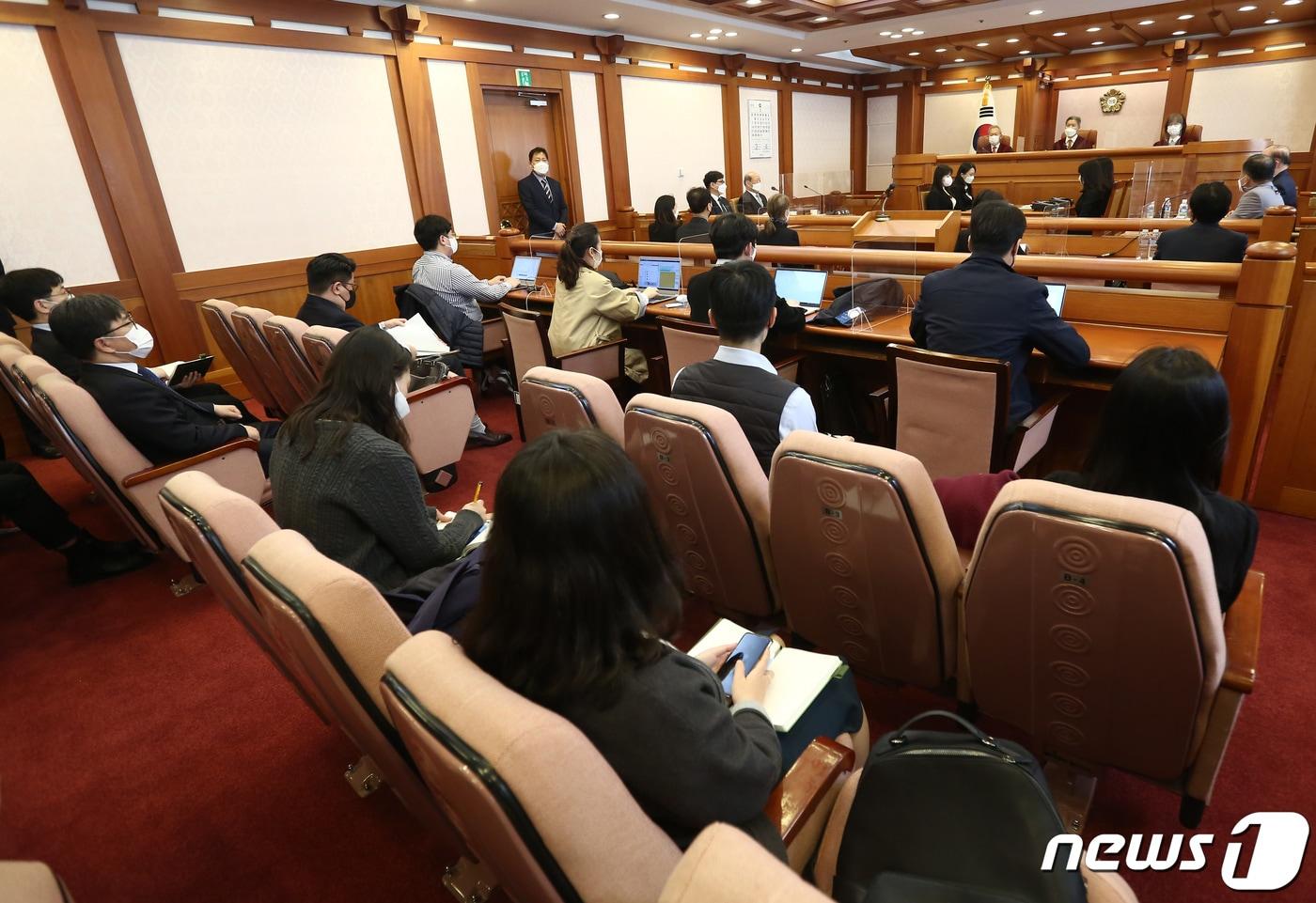 본문 이미지 - 임성근 전 부산고법 부장판사의 탄핵 심판 변론 준비기일인 24일 오후 주심을 맡은 이석태 헌법재판관(왼쪽부터)과 이영진 수명재판관, 이미선 수명재판관이 서울 종로구 헌법재판소 소심판정에서 재판 시작을 기다리고 있다. 임 전 부장판사는 세월호 사고 당일 박근혜 전 대통령의 '추문설'을 보도해 명예훼손 혐의로 기소된 일본 산케이신문 서울지국장의 재판 등에 개입한 혐의를 받고 있다. 2021.3.24/뉴스1 ⓒ News1 사진공동취재단