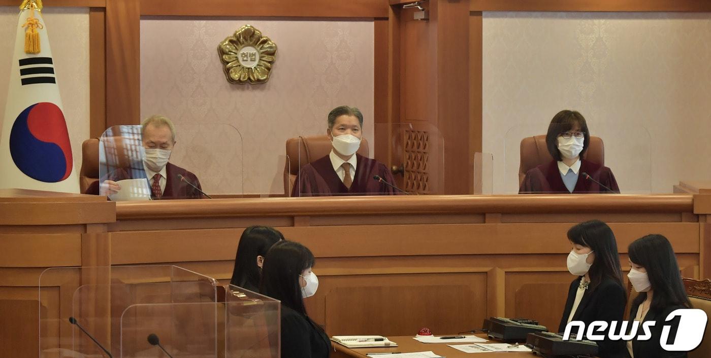 본문 이미지 - 임성근 전 부장판사의 탄핵 심판 변론준비기일이 24일 이석태(왼쪽부터), 이영진, 이미선 재판관이 참석한 가운데 서울 종로구 헌법재판소 소심판정에서 열리고 있다. 2021.3.24/뉴스1 ⓒ News1 사진공동취재단