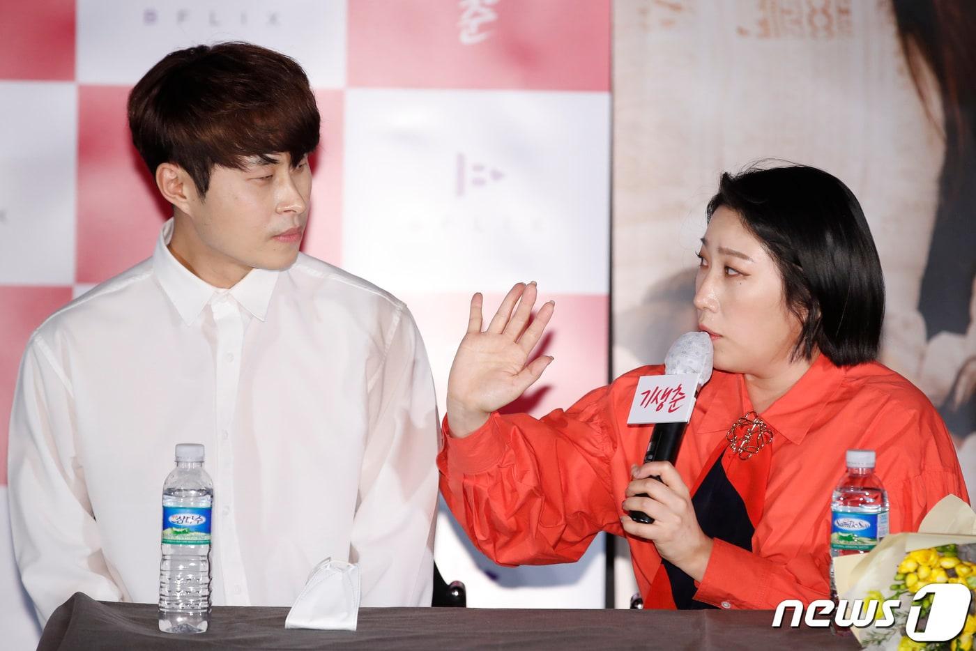 본문 이미지 - 김영희 감독(오른쪽)이 24일 오후 서울 광진구 롯데시네마 건대입구점에서 열린 영화 '기생춘' 언론시사회 및 기자간담회에 참석해 취재진 질문에 답하고 있다. ‘기생춘’은 엉뚱 발랄한 여주인공 춘이 우연한 기회로 대저택에 숨어 살게 되면서 시작되는 이야기를 그린 영화다. 봉준호 감독의 명작 ‘기생충을’ 패러디한 제목으로 화제가 됐다. 2021.3.24/뉴스1 ⓒ News1 권현진 기자