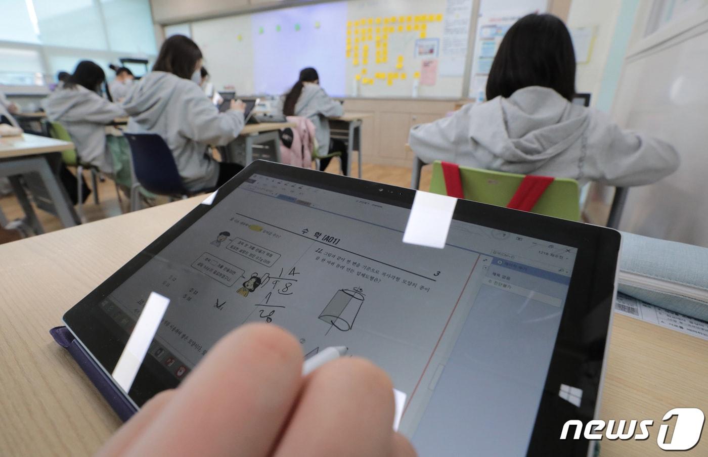 서울 중구 창덕여중에서 학생들이 스마트패드와 스마트펜 등 기기를 활용해 수업에 참여하고 있다.2021.3.18/뉴스1 ⓒ News1 이성철 기자