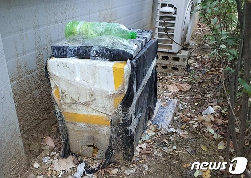 본문 이미지 - 서울의 한 아파트 단지 내에 설치돼 있는 길고양이집. 얼핏 보면 쓰레기로 오해할 만큼 지저분하다. ⓒ 뉴스1 최서윤 기자