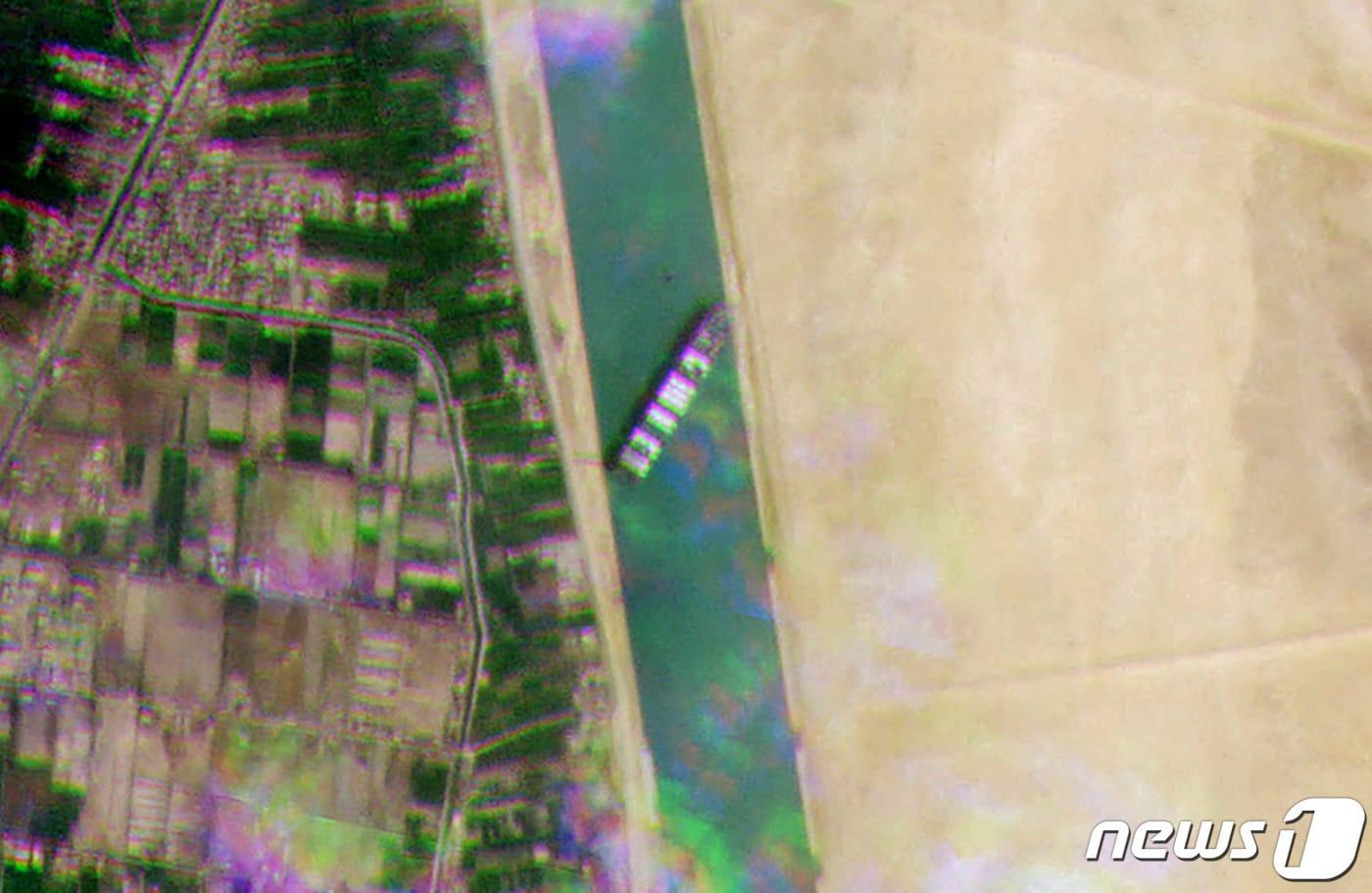 24일(현지시간) 파나마 선적의 길이 400m 초대형 컨테이너선 'MV 에버 기븐호'가 이집트 이스마일리아에 있는 수에즈 운하에서 대각선으로 좌초해 통행을 완전히 가로막고 있다. ⓒ AFP=뉴스1 ⓒ News1 우동명 기자