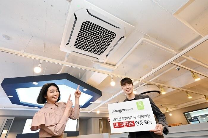 본문 이미지 - 모델이 서울 남가좌동에 위치한 런앤런스터디카페에 설치된 LG 휘센 듀얼베인 시스템 에어컨을 소개하고 있다.(LG전자 제공)ⓒ 뉴스1