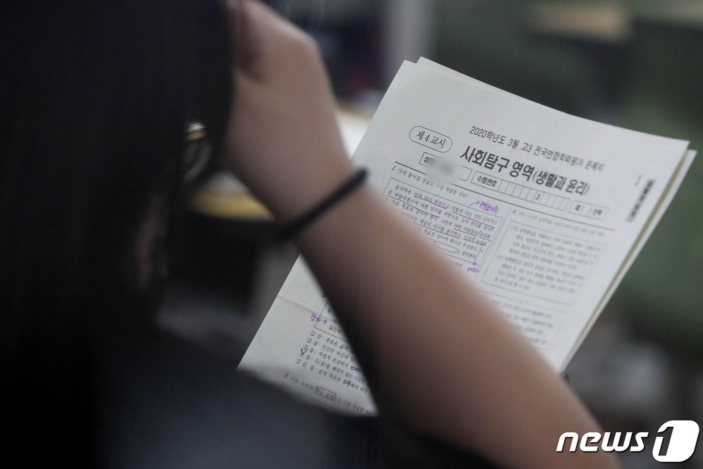 본문 이미지 - 2021학년도 전국연합학력평가가 시행된 지난 3월25일 오전 서울 한 고등학교에서 고3 수험생이 시험을 준비하는 모습./뉴스1 ⓒ News1 이재명 기자
