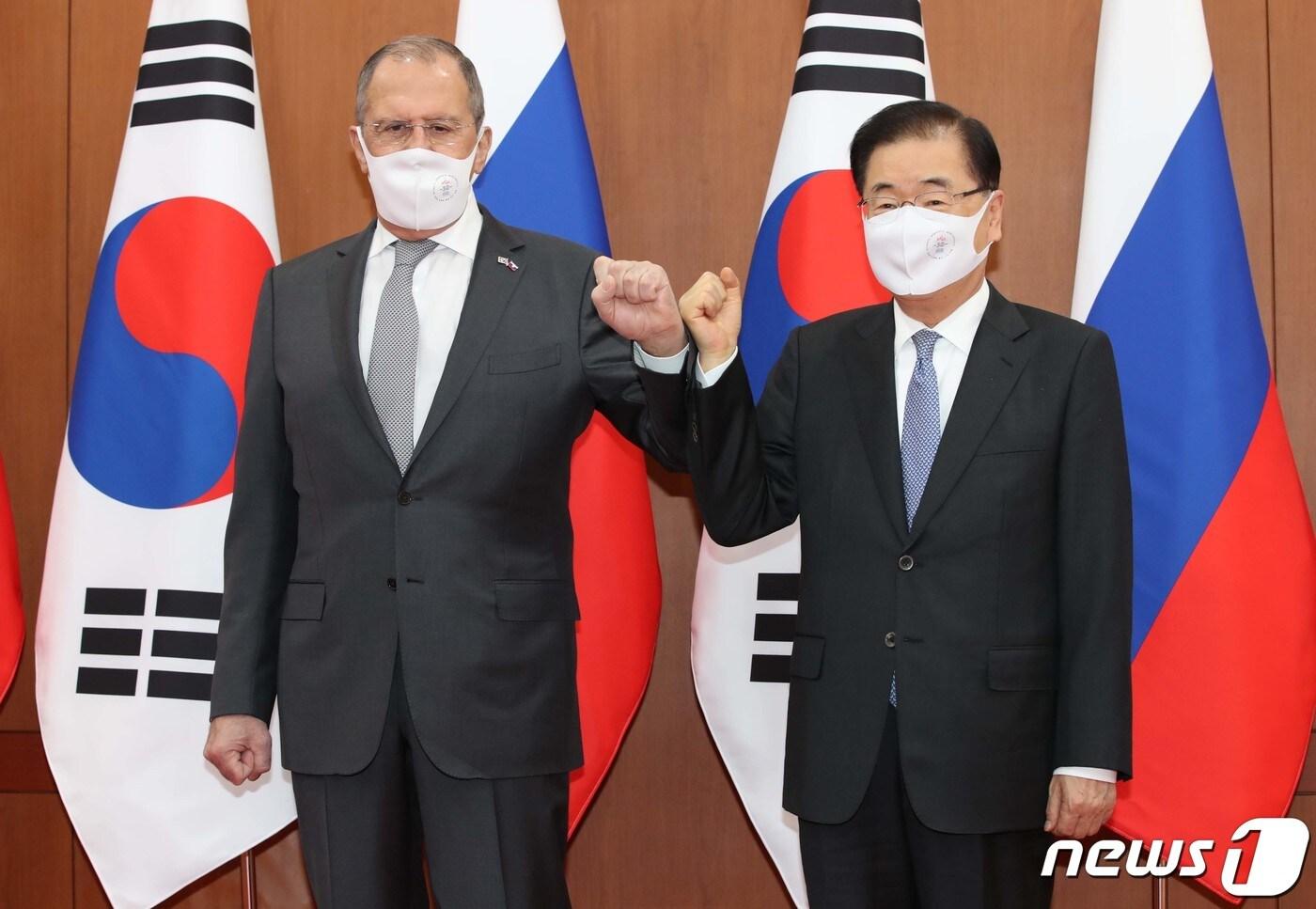 본문 이미지 - 정의용 외교부 장관과 세르게이 라브로프 러시아 외무장관이 지난 3월 25일 서울 종로구 외교부 청사에서 열린 한-러 외교장관회담에 앞서 기념촬영을 하고 있다. 2021.3.25/뉴스1 ⓒ News1 사진공동취재단