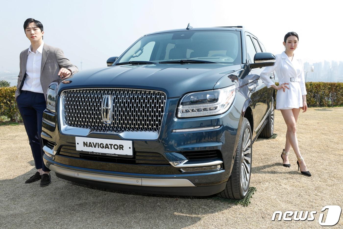 25일 서울 광진구 워커힐 애스톤하우스에서 열린 '풀사이즈 럭셔리 SUV 뉴 링컨 네비게이터(New Lincoln Navigator) 출시 미디어 쇼케이스'에서 모델들이 차를 선보이고 있다.2021.3.25/뉴스1 ⓒ News1 안은나 기자