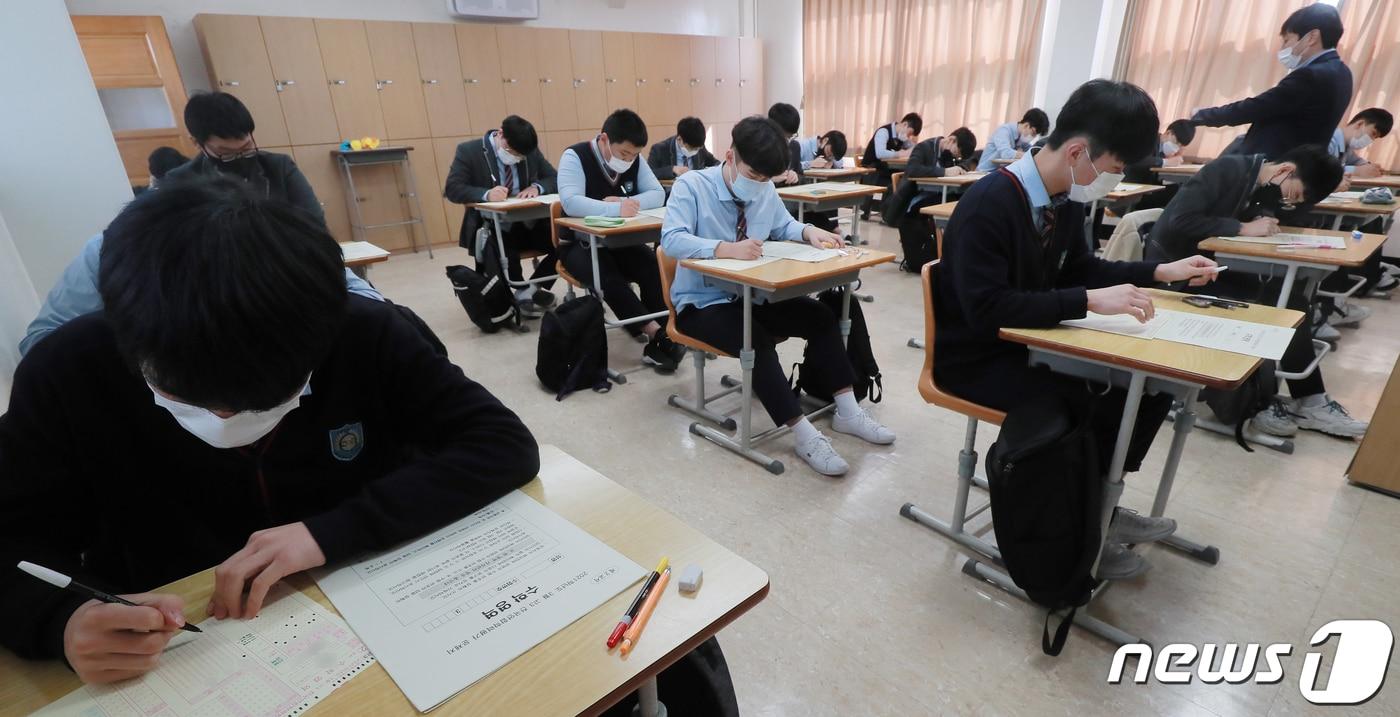 본문 이미지 - 고3 전국연합학력평가가 실시된 25일 전북 전주 한 고등학교에서 학생들이 시험을 보고 있다. 2021.3.25/뉴스1 ⓒ News1 유경석 기자
