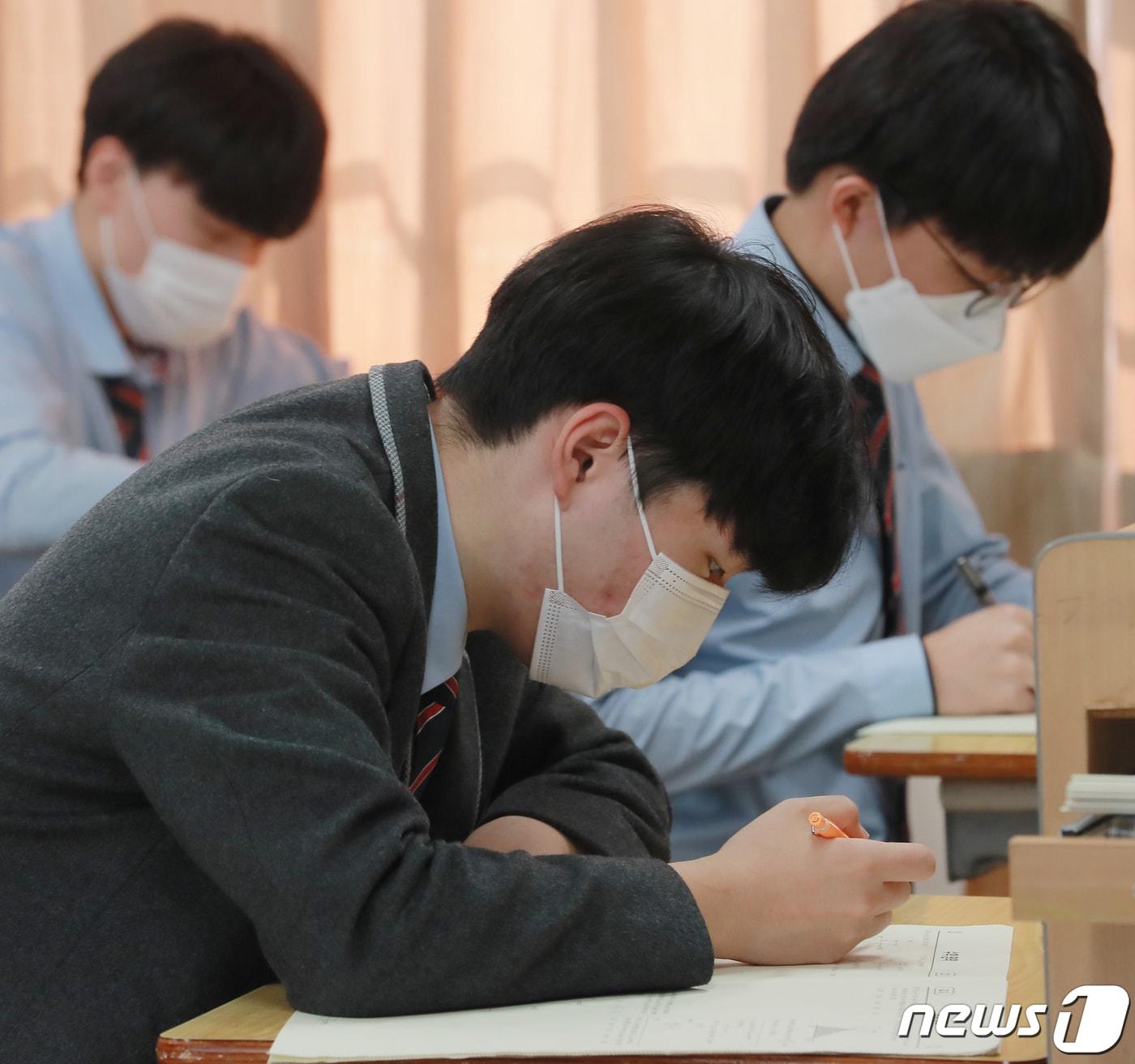 본문 이미지 - 2021학년도 고3 전국연합학력평가가 실시된 지난 3월25일 전북 전주 한 고등학교에서 학생들이 시험을 보고 있다. 2021.3.25/뉴스1 ⓒ News1 유경석 기자