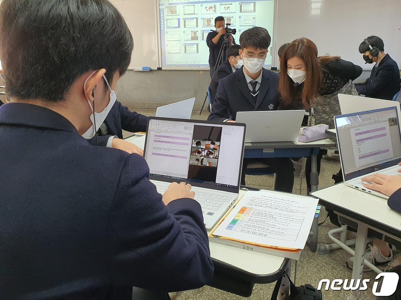 본문 이미지 - 25일 부산진구 양정고 1학년 7반 학생들이 화상 줌(ZOOM)으로 역사 선생님과 소통하고 있다.2021.3.25 /뉴스1 노경민 기자