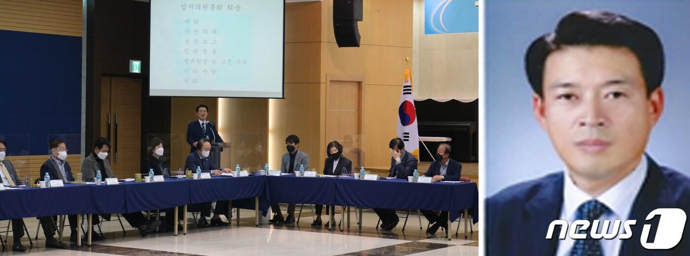 24일 열린 구미상의 임시의원총회서 윤재호 대표를 회장으로 선출했다. 사진 오른쪽은 윤재호 신임회장 (구미상의 제공) 2021.3.25/ⓒ 뉴스1