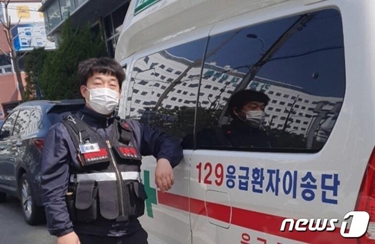 본문 이미지 - 25일 오전 0시59분께 인천시 연수구 청학동 전체 4층짜리 건물 2층 당구장에서 불이 나 이 건물에 거주하고 있던 주민 5명의 대피를 도운 박동선 인천129응급환자이송단 소속 대원(30)2021.3.25/뉴스1 ⓒ News1 박아론 기자