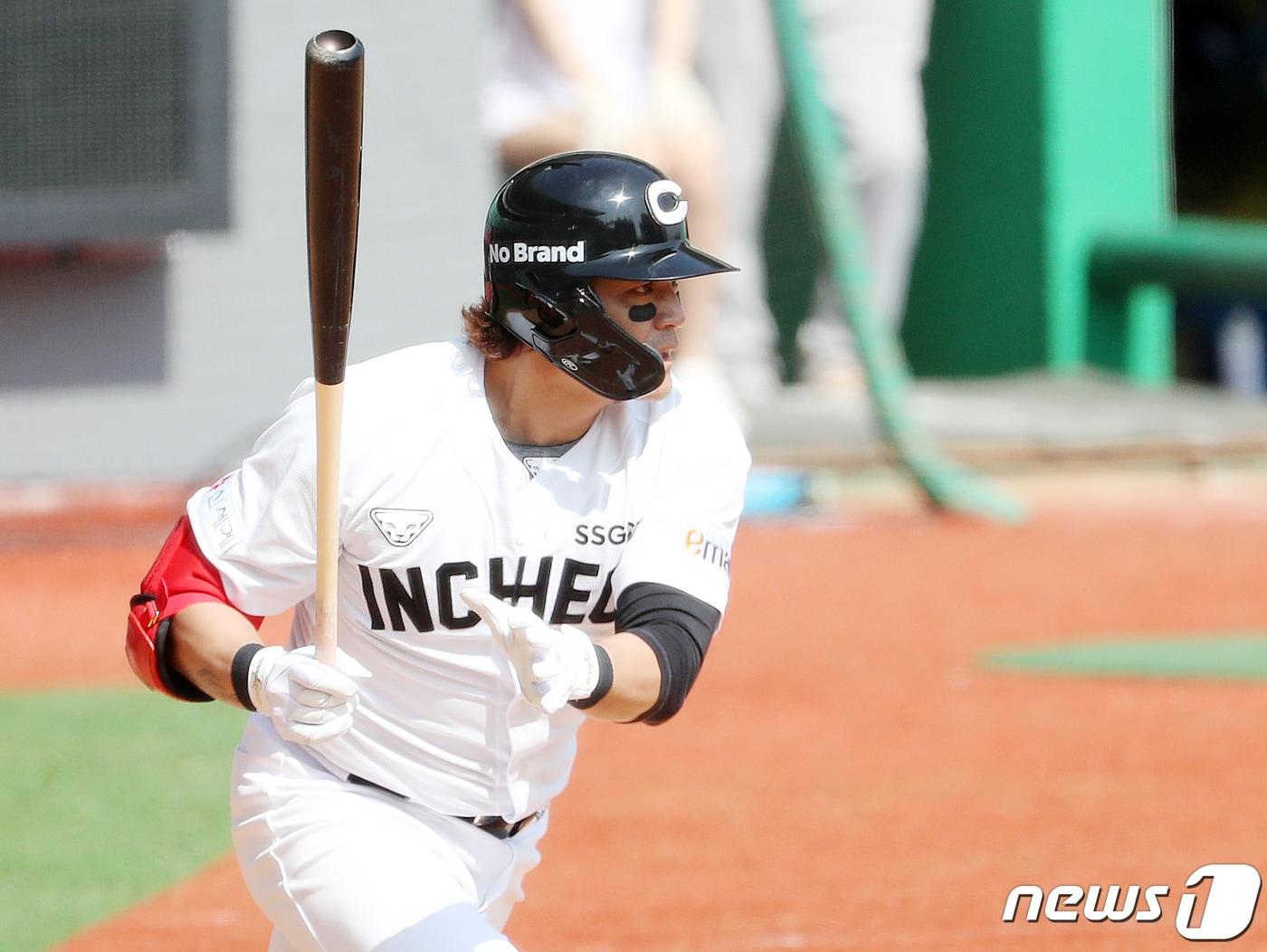 본문 이미지 - 25일 오후 인천 SSG랜더스필드에서 열린 2021 KBO리그 시범경기 SSG랜더스와 삼성라이온즈의 경기에서 SSG랜더스 추신수가 3회말 2사 안타를 치고 있다. 2021.3.25/뉴스1 ⓒ News1 김진환 기자