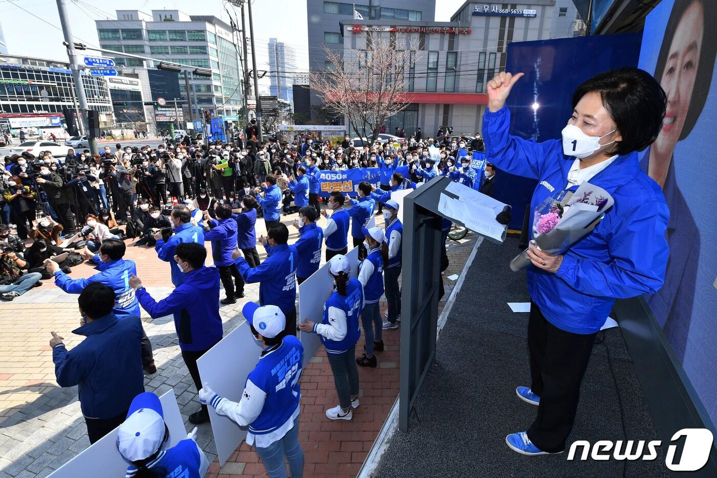 박영선 더불어민주당 서울시장 후보가 4.7재보궐선거 공식 선거운동 첫날인 25일 서울 구로구 구로디지털단지 지플러스타워 앞에서 열린 유세 출정식에서 엄지손가락을 들어 보이며 지지를 호소하고 있다. 2021.3.25/뉴스1 ⓒ News1 국회사진취재단