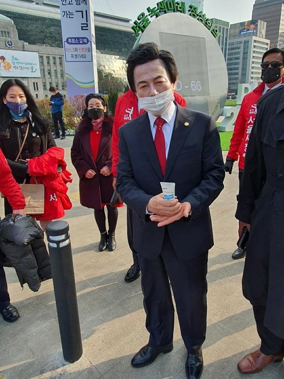 본문 이미지 - 4.7재보궐선거 공식선거운동 첫 날인 25일 허경영 국가혁명당 서울시장 후보가 서울시청 인근에서 출정식을 갖고 지지를 호소하고 있다.(국가혁명당 제공) ⓒ News1