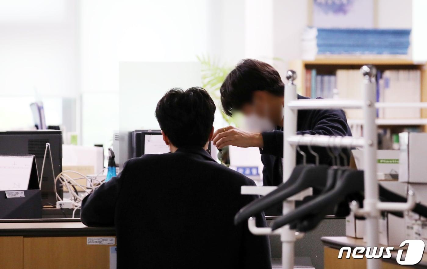 공직자 등의 부동산 투기 의혹을 수사 중인 정부 합동 특별수사본부(특수본)가 26일 정부세종청사 행정중심복합도시건설청에서 지난 정권 당시 행복청장을 지내고 2017년에 퇴임한 A씨의 국가산업단지 예정지 토지 투기 의혹 등을 수사하기 위해 압수수색 중인 것으로 알려졌다. 특수본은 행복청과 세종시청, LH 세종본부, 전 행복청장 자택 등 4곳에 대해 동시 압수수색이 벌이고 있다. 사진은 특수본이 압수수색 중인 곳으로 알려진 행복청 사무실 모습. 2021.3.26/뉴스1 ⓒ News1 장수영 기자