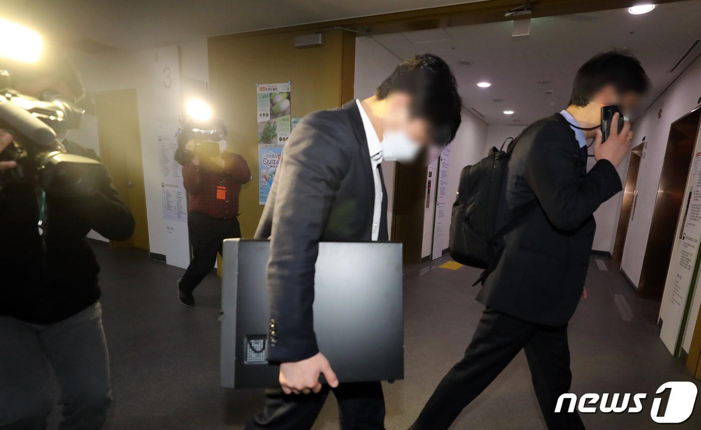 본문 이미지 - 공직자 등의 부동산 투기 의혹을 수사 중인 정부 합동 특별수사본부(특수본)가 26일 정부세종청사 행정중심복합도시건설청에서 지난 정권 당시 행복청장을 지내고 2017년에 퇴임한 A씨의 국가산업단지 예정지 토지 투기 의혹 등 수사를 위한 압수수색을 시작하고 있다. 2021.3.26/뉴스1 ⓒ News1 장수영 기자