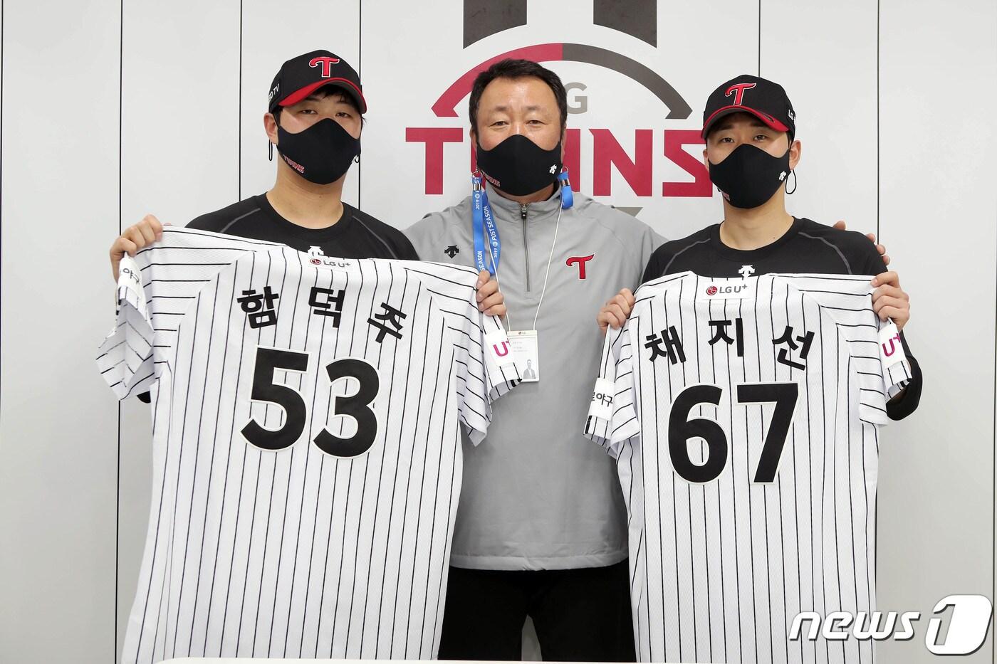 본문 이미지 - 26일 서울 송파구 잠실야구장에서 열린 프로야구 2021시즌 시범경기 두산베어스와 LG트윈스의 경기에 앞서 함덕주와 채지선이 LG 차명석 단장과 함께 기념촬영을 하고 있다. (LG트윈스 제공) 2021.3.26/뉴스1 ⓒ News1 이승배 기자