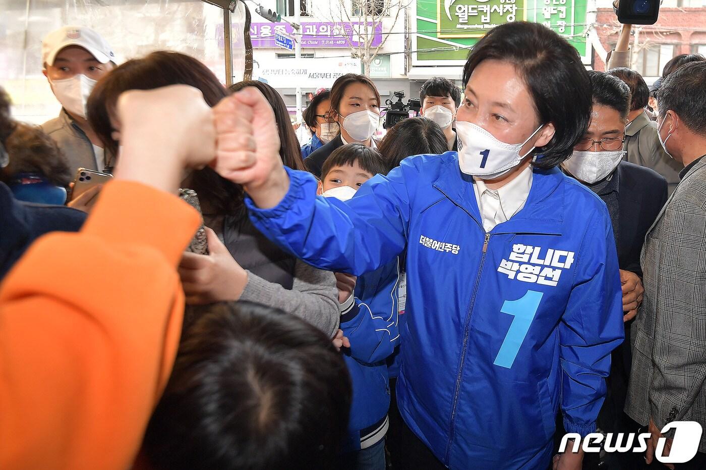 본문 이미지 - 박영선 더불어민주당 서울시장 후보가 26일 서울 마포구 망원시장에서 시민들과 인사하고 있다. 2021.3.26/뉴스1 ⓒ News1 국회사진취재단