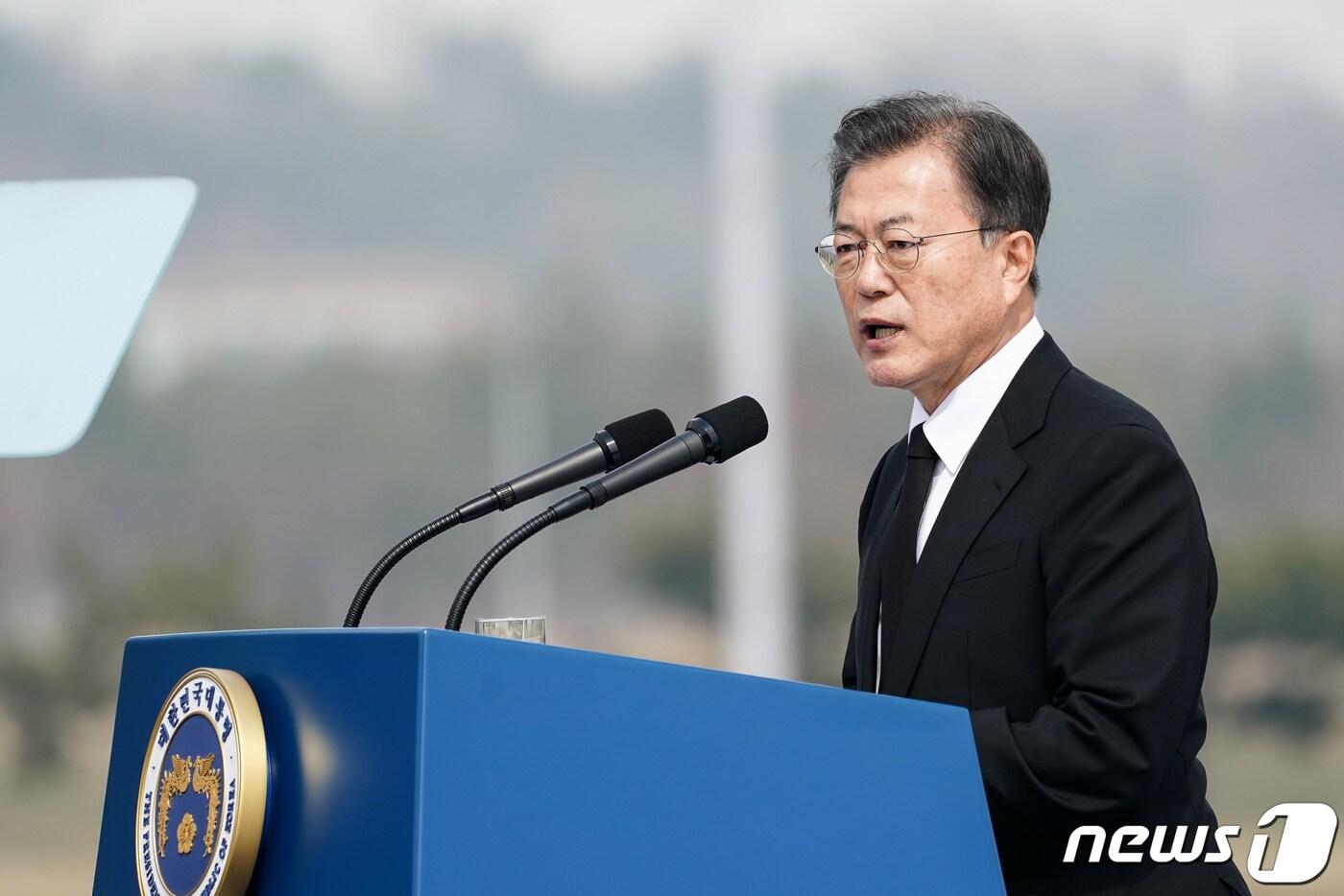 본문 이미지 - 문재인 대통령이 2021년 3월26일 오후 경기 평택 해군2함대 사령부 천자봉함·노적봉함에서 열린 제6회 서해수호의날 기념식에서 기념사를 하고 있다. 2021.3.26/뉴스1 ⓒ News1 유승관 기자