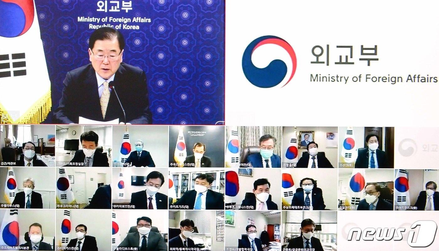본문 이미지 - 14개국 신북방 정책 협력 대상국 공관장들과 화상회의(외교부 제공)ⓒ 뉴스1