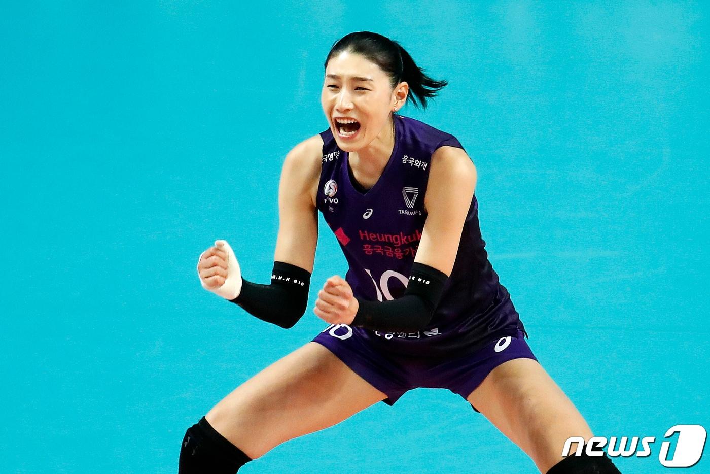 26일 오후 서울 중구 장충체육관에서 열린 프로배구 여자부 2020-2021 도드람 V-리그 챔피언결정전 GS칼텍스와 흥국생명의 경기에서 흥국생명 김연경이 팀이 득점에 성공하자 기뻐하고 있다. 2021.3.26/뉴스1 ⓒ News1 이승배 기자