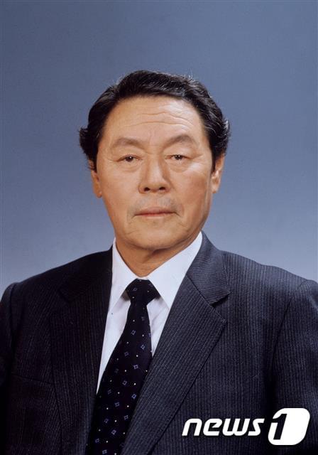 본문 이미지 - 농심 창업주 신춘호 회장이 향년 92세 나이로 별세했다. 농심에 따르면 27일 신 회장은 이날 오전3시38분 지병으로 서울대학병원에서 별세했다. 신 회장은 1965년 '롯데공업주식회사' 창립, 신라면·짜파게티·새우깡 등 국민의 사랑을 받는 제품을 개발했다. (농심 제공) 2021.3.27/뉴스1